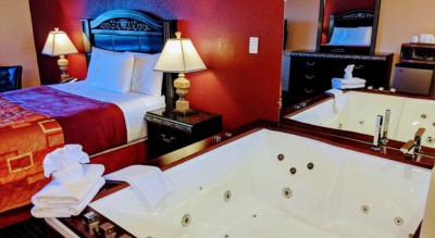 Deluxe Whirlpool Suite at Grand Marquis Hotel in Wisconsin Dells - whirlpool and bed view