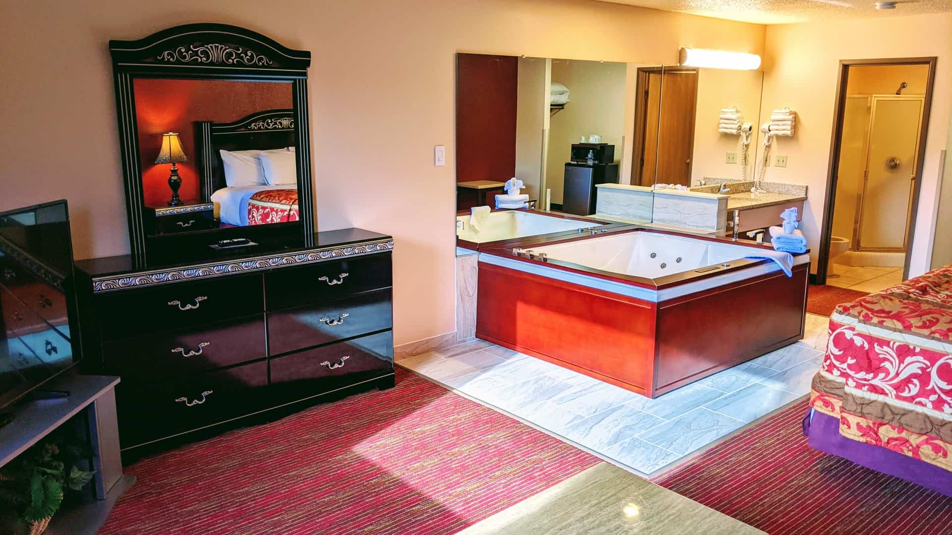 Executive Whirlpool Studio At Grand Marquis Hotel In Wisconsin Dells, Wi