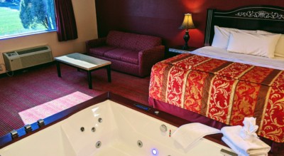 Executive Whirlpool Suite at Grand Marquis Hotel in Wisconsin Dells - main view with partial view of whirlpool and bed