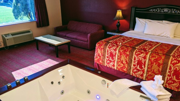 Executive Whirlpool Suite at Grand Marquis Hotel in Wisconsin Dells - main view with partial view of whirlpool and bed