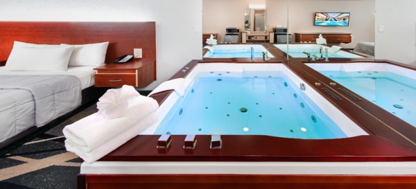 Deluxe Whirlpool Suite - view of the whirlpool