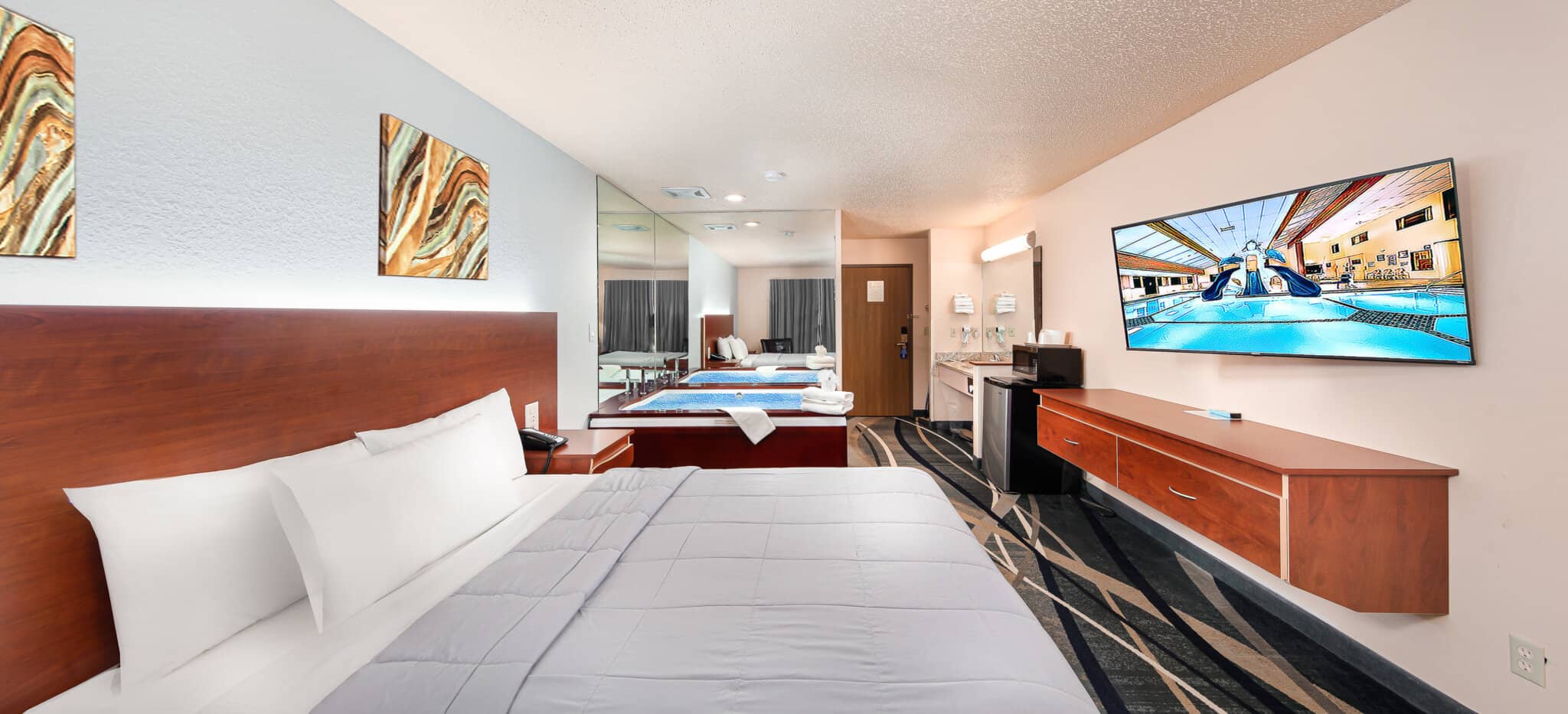 Deluxe Whirlpool Suites at Grand Marquis Hotel in Wisconsin Dells, WI