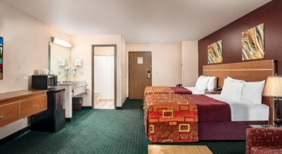 Grand Studio Suite at Grand Marquis Hotel in Wisconsin Dells (Back Side)
