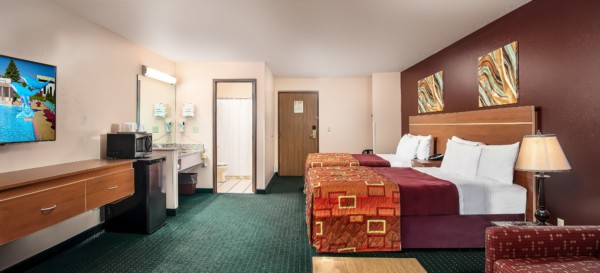 Grand Studio Suite at Grand Marquis Hotel in Wisconsin Dells (Back Side)